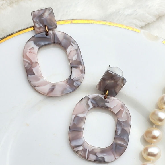 🌟5/$25 Boho Marble Grey Earrings - Picture 1 of 2